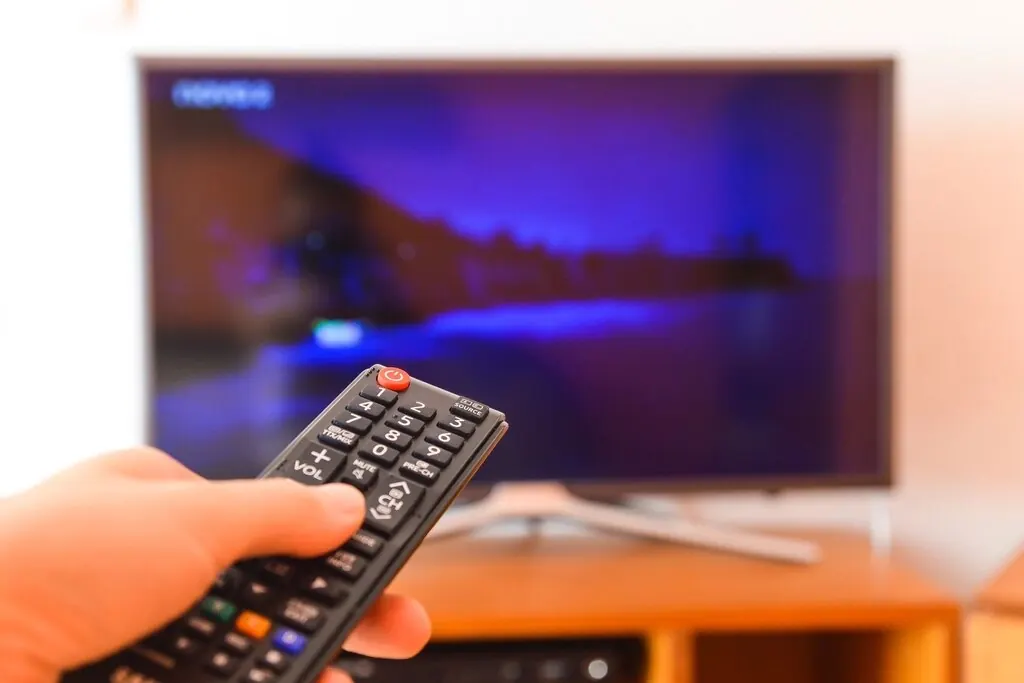 Choosing a live channel on the TV with the remote control